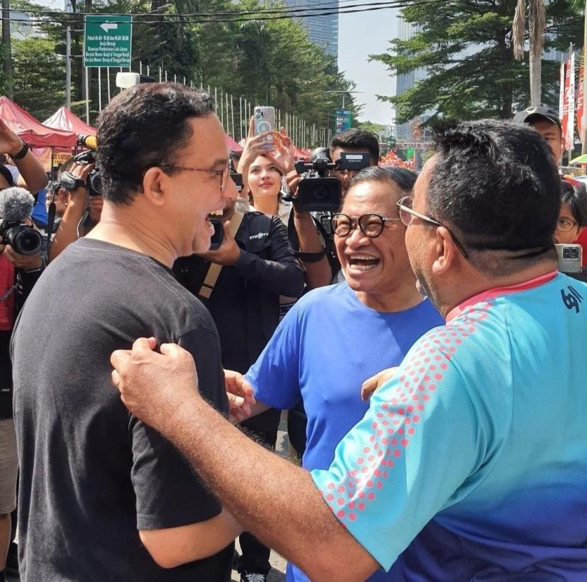 Pasangan Pramono Anung-Rano Karno bertemu M Ridwan Kamil-Suswono di arena car free day, Jalan Jenderal Sudirman, Jakarta, Ahad (1/9/2024).