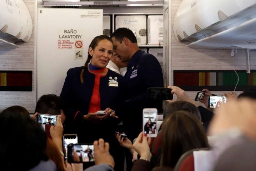 Pasangan pramugara-pramugari Paula Podest Ruiz (39 tahun) dan Carlos Ciuffardi Elorriga (41) dinikahkan oleh Paus Francis di atas pesawat di Cile.