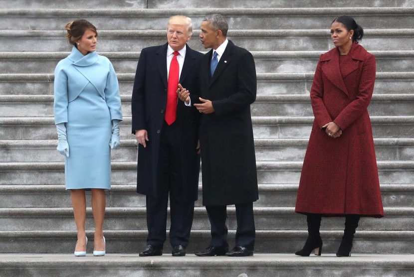 Pasangan Presiden Amerika, Melania dan Donald Trump (kiri) serta Barack dan Michelle Obama.