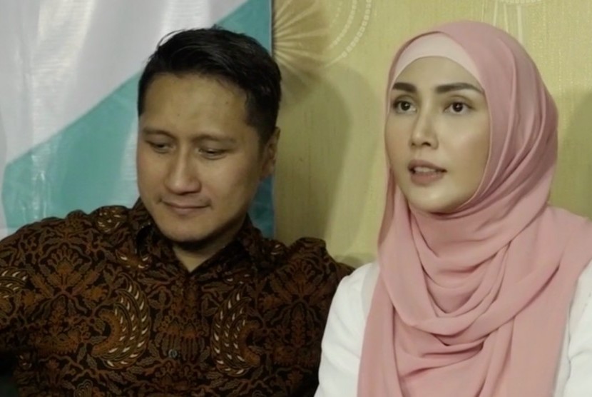 Fenita Arie bersama suaminya, Arie K Untung