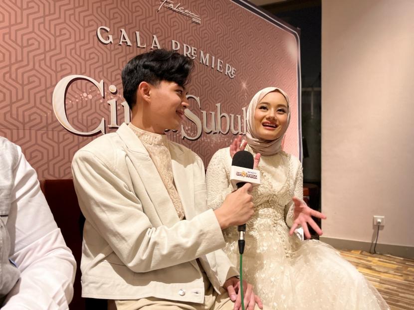 Pasangan selebritas Dinda Hauw dan Rey Mbayang dalam acara gala premier Cinta Subuh di Epicentrum XXI, Jakarta Selatan, Sabtu (14/5/2022). Dinda punya kiat tersendiri dalam memilih kosmetik yang aman. 