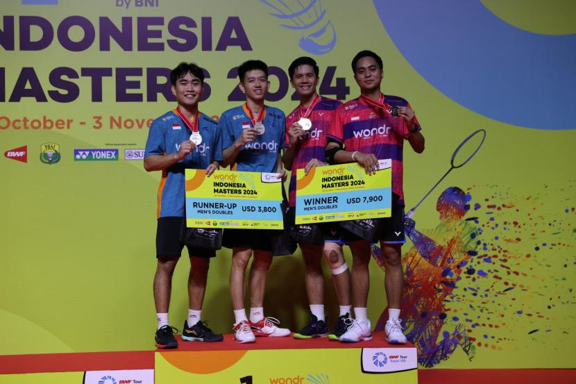 Pasangan Rahmat Hidayat-Yeremia Rambitan sabet gelar juara turnamen Indonesia Masters II Super 100-2024 di Surabaya, Ahad (3/11/2024) usai mengalahkan rekan senegara, Raymond Indra-Patra Rindorindo.