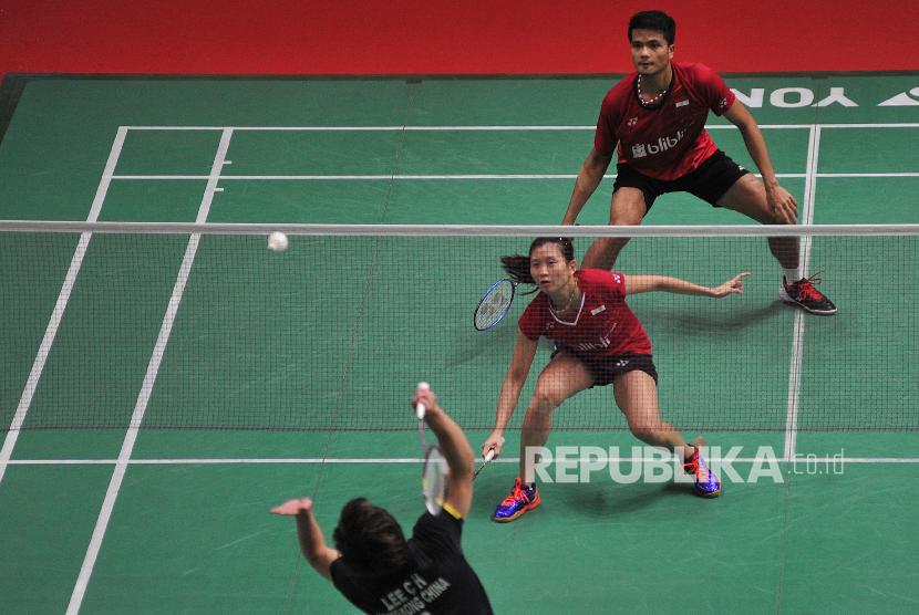 Pasangan Ricky Karanda Suwandi (atas)/Debby Susanto beraksi di Indonesia Masters 2018.