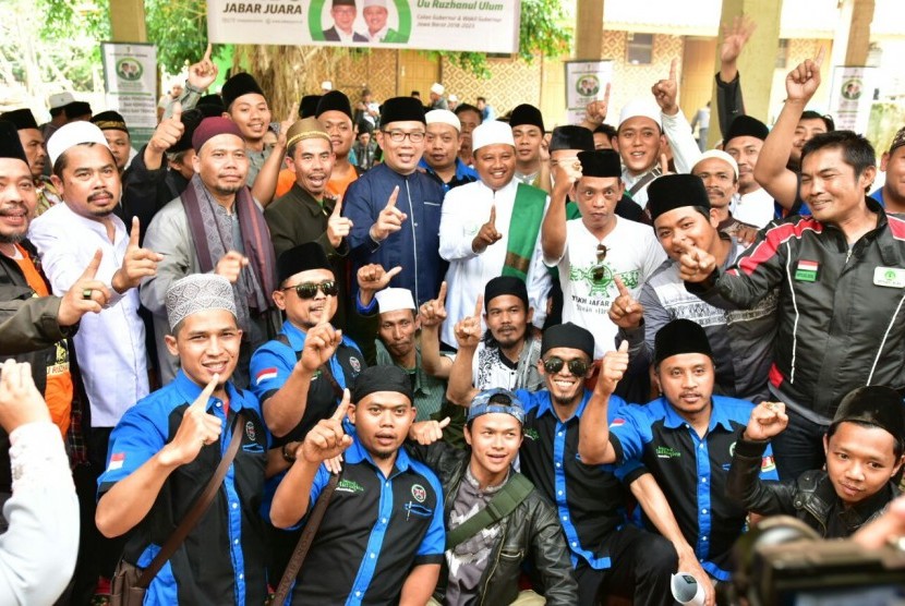 Pasangan Rindu bersama relawan santri di Pesantren Roudhotul Hasanah Subang, Rabu (21/2).  , Rabu (21/2).