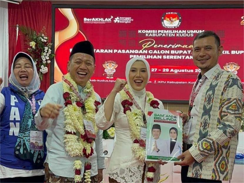 Pasangan Samani Intakoris-Bellinda Putri Sabrina Birton resmi mendaftarkan diri ke KPU Kabupaten Kudus pada Rabu (28/8/2024).