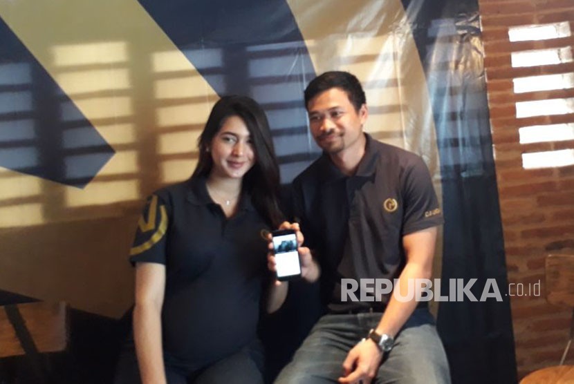 Pasangan selebriti Nabila Syakieb dan Reshwara Radinal meluncurkan aplikasi bagi pecinta kuda, Djiugo, di Jakarta, Selasa (14/11).