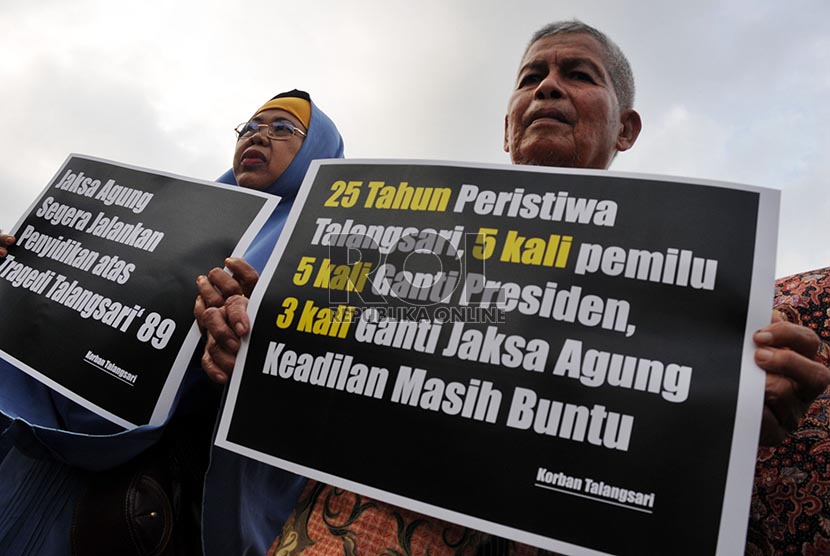 Pasangan suami istri korban kasus Talangsari Lampung 1989, Azwarkaili (72) dan Ismini (58) berunjuk rasa dalam aksi Kamisan ke-340 di depan Istana Merdeka