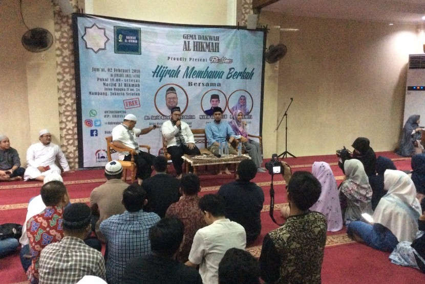 Pasangan suami istri, Mario Irwinsyah dan Ratu Anandita tampil dalam kajian bertema tentang hijrah di Masjid Al Hikmah, Bangka, Jakarta Selatan, Jumat  (2/2).