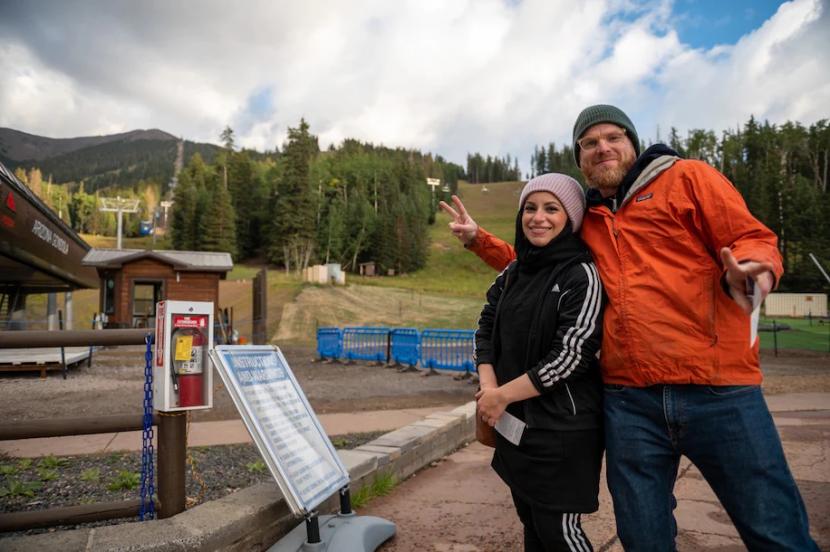 Pasangan suami istri Muslim dari Amerika Serikat (AS) Mona Haydar dan suaminya Sebastian Robins. Pasangan Muslim Ini Kembali Berkelana Kenalkan Islam di Amerika Serikat