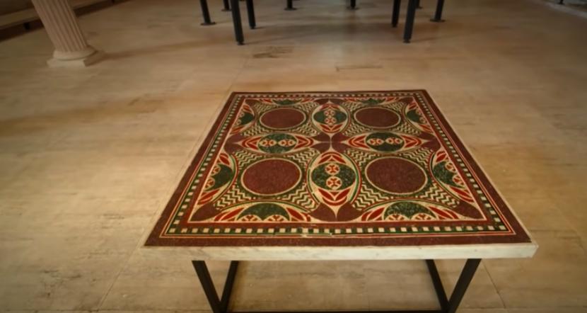 Pasangan suami-istri (pasutri) ini menjadikan artefak Romawi berusia 1.500 tahun sebagai meja kopi. Sayangnya, karena mosaik itu memang barang curian, akhirnya mosaik disita dan kini dipajang di Museum Kapal Romawi. 