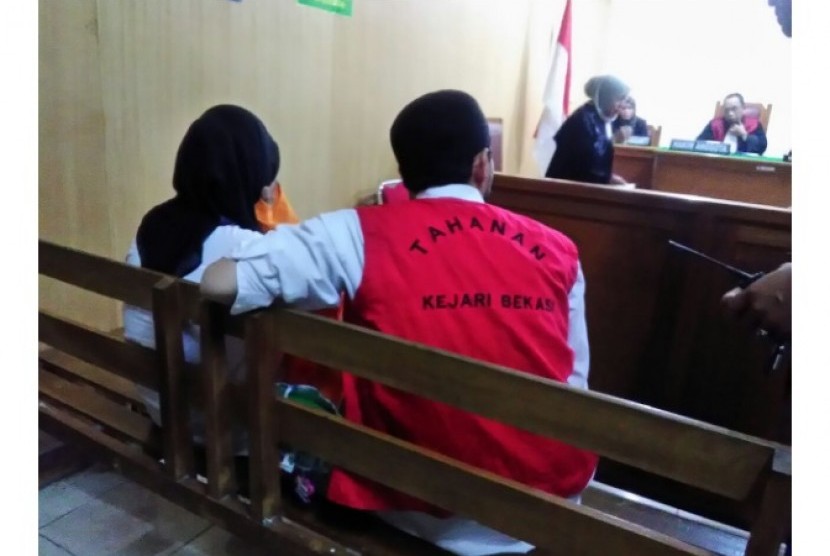 Pasangan suami istri produsen vaksin palsu, Rita Agustina (kiri) dan Hidayat Taufiqurrahman menjalani sidang dengan agenda pembacaan tuntutan di PN Bekasi, Senin (6/3). JPU menuntut keduanya 12 tahun penjara.