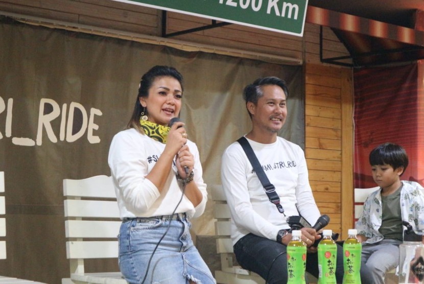 Pasangan suami istri Nirina Zubir dan Ernest Syarif bersama dengan kedua anak mereka, saat berbincang mengenai pengalaman bersepeda Jakarta-Bali, di Jakarta Selatan, Rabu (7/8). 