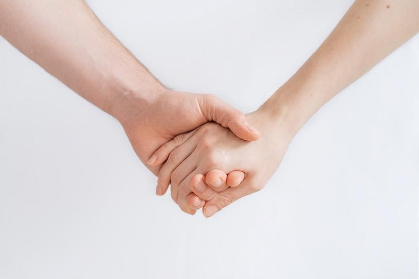 Pria-wanita berpegangan tangan (ilustrasi). Gangguan jiwa atau psikologis dapat memicu orang untuk selingkuh berulang kali.