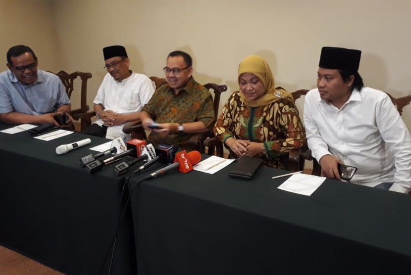 Pasangan Sudirman Said- Ida Fauziyah saat menggelar jumpa pers seputar hasil penghitunvan cepat pilgub Jawa Tengah 2018, di Hotel Grasia, Semarang, Rabu (27/6) malam.