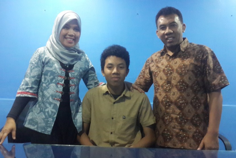 Pasangan Sujatmono Tony dan Metia Metriva bersama anak bungsu mereka, M Arif Rahman yang baru saja diterima di UI.