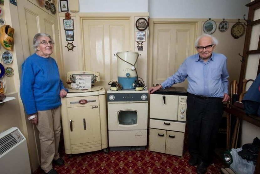 Pasangan Sydney dan Rachel Saunders bersama peralatan rumah mereka yang berusia lebih dari 50 tahun.