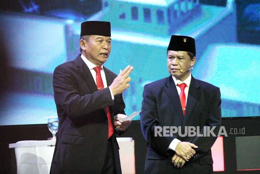 Pasangan Tubagus Hasanuddin dan Anton Charliyan menyampaikan paparannya saat Debat Publik Pertama Pilgub Jawa Barat 2018 bersama empat pasangan calon gubernur dan wakil gubernur Jawa Barat, di Gedung Sabuga, Kota Bandung, Senin (12/3). 