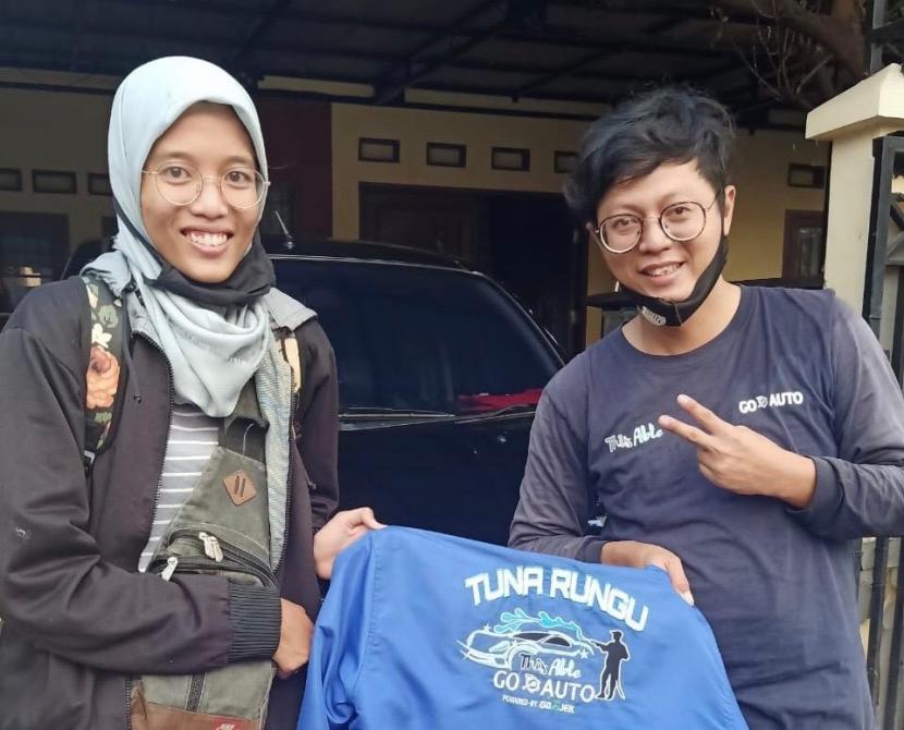 Pasangan tuna rungu Dana Bayu Ghilar dan Widya buka layanan cuci mobil di Tangerang, Jumat (7/8)