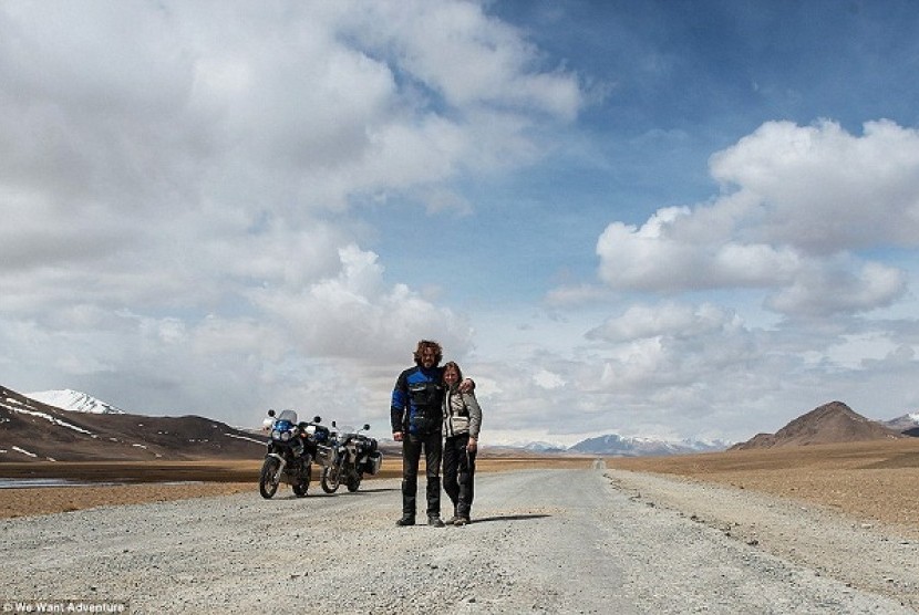 Pasangan turis keliling dunia dengan sepeda motor