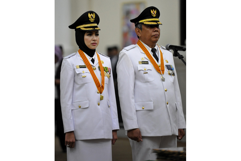  Pasangan Wali Kota Tangerang Selatan terpilih Airin Rachmi Diany (kiri) dan Wakil Wali Kota Benyamin Davnie  resmi dilantik untuk periode 2016-2021 di Pendopo Gubernur Banten, di Serang, Rabu (20/4).(Antara/Asep Fathulrahman)