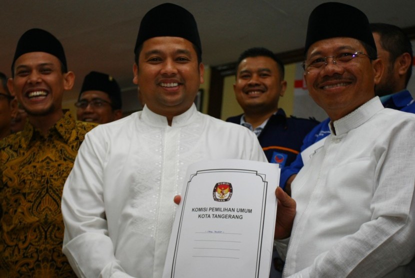 Wali kota dan Wakil Wali Kota Tangerang Arief R Wismansyah (kedua kiri) dan Sachrudin (kanan) 
