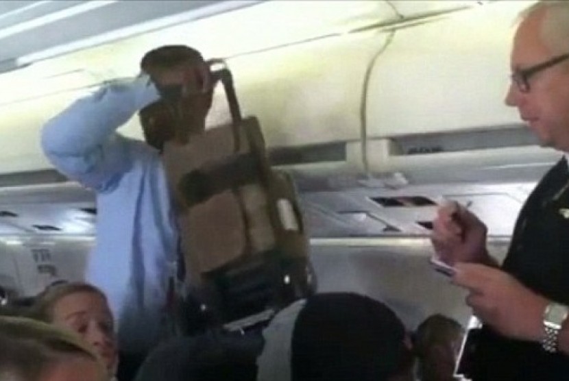 Pasangan wisatawan terpaksa harus diturunkan dari pesawat setelah ketahuan membawa tabung oksigen