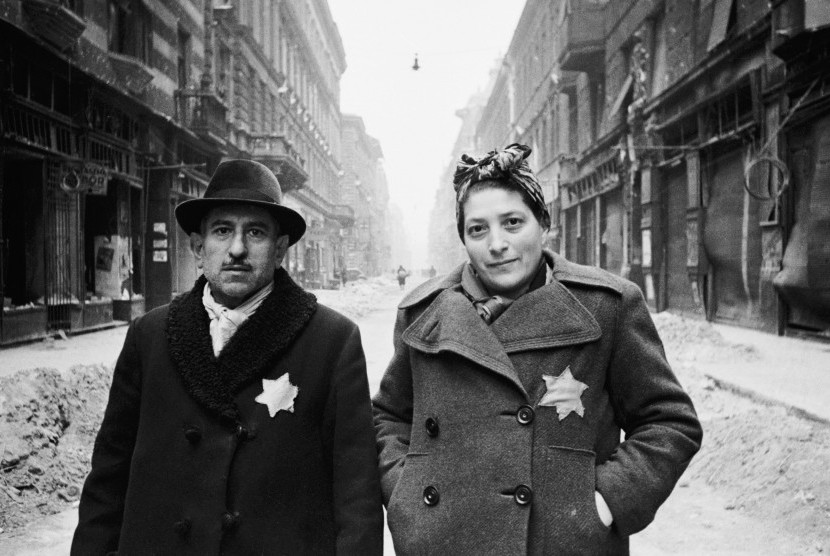 Pasangan Yahudi yang mengenakan tanda pengenal bintang kuning saat masa Perang Dunia II.