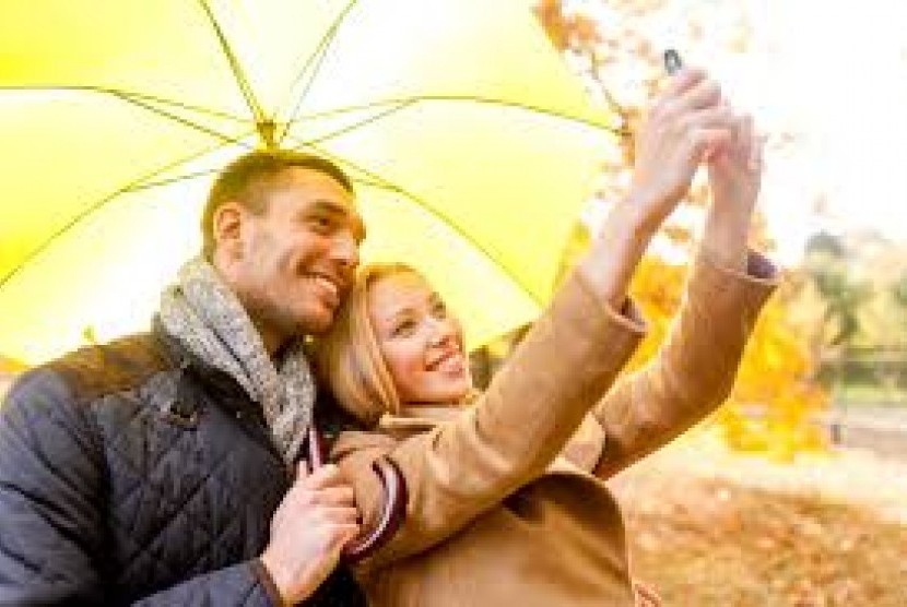 Pasangan yang jarang pamer kemesraan di sosial media terbukti lebih bahagia.