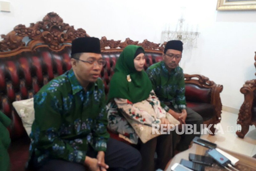 Pasangan Zulkieflimansyah dan Sitti Rohmi Djalilah  menyampaikan pernyataannya usai dinyatakan menang versi hitung cepat dalam Pilgub NTB 2018 di Pancor, Kabupaten Lombok Timur, NTB, Rabu (27/6).