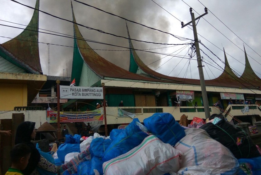 Pasar Aur Kuning Bukittinggi Dilalap Api