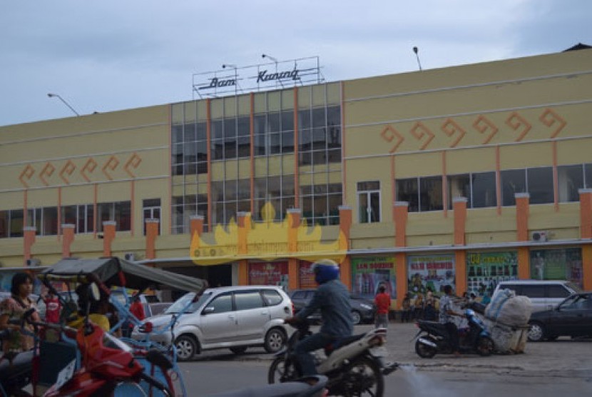 Pasar Bambu Kuning kota Bandar Lampung. Struktur ekonomi Lampung masih didominasi pertanian, kehutanan dan perikanan