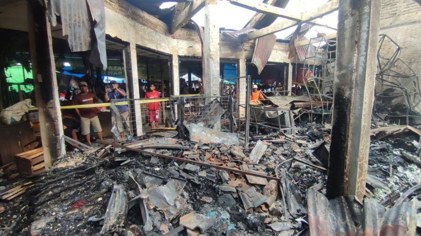 Pasar Banjarsari yang berlokasi di Kecamatan Banjarsari, Kabupaten Ciamis, dilaporkan kebakaran pada Rabu (27/9/2022) dini hari. Akibatnya, puluhan kios yang berada di Blok B Pasar Banjarsari terdampak kebakaran.