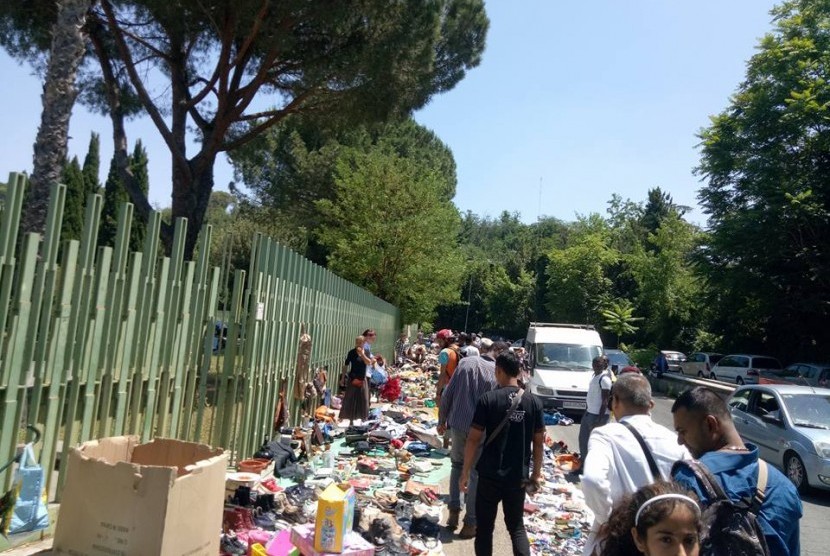 Pasar bekas di Roma, Italia.