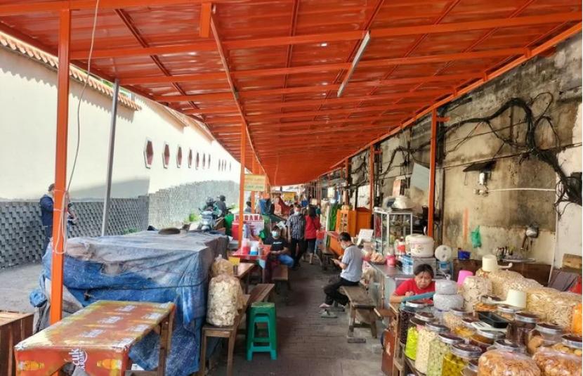 Kondisi Pasar Gloria, Tamansari, Jakarta Barat yang sedang direvitalisasi. Pemkot Jakbar terus gencarkan promosi kuliner di Pasar Gloria.