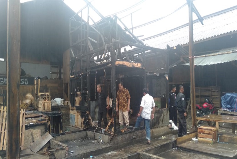 pasar Guntur, Garut Jawa Barat yang merupakan pusat perdagangan warga setempat itu kini hanya tersisa puing bangunan.
