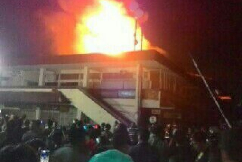 Pasar Klewer terbakar.