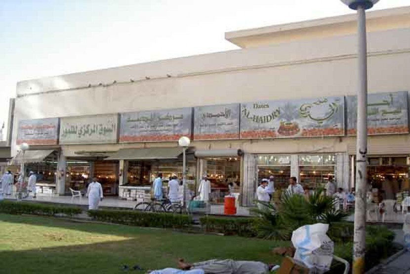 Pasar Kurma Madinah ini jadi incaran jamaah haji untuk berbelanja kurma berkualitas untuk oleh-oleh.