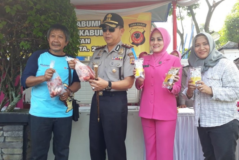 Pasar murah digelar di depan Traffic Management Center (TMC) Polres Sukabumi, Senin (11/6).