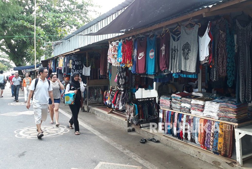 Pasar oleh-oleh di Pantai Senggigi, Lombok Barat, Nusa Tenggara Barat (NTB) pada Senin (25/12).