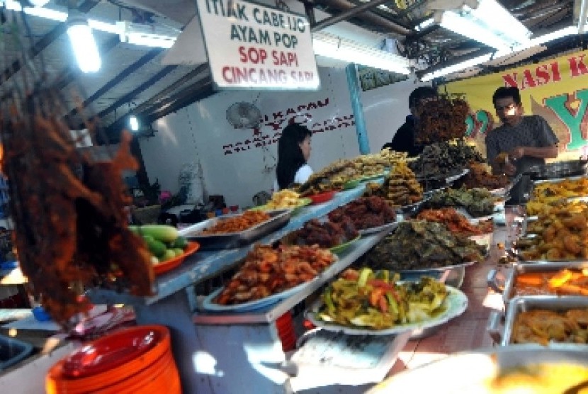 Pasar Senen, Jakarta menjadi tempat khas untuk berburu takjil dan makanan khas Minang seperti Bubur Kampiun, Lemang, jajanan, dan lauk-pauk khas Minang. Setiap Sore kawasan ini menjadi pasar dadakan yang dikunjungi pemburu kuliiner untuk berbuka puasa.