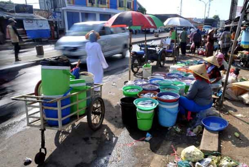 Pasar tumpah Eretan, Indramayu, Jawa Barat.