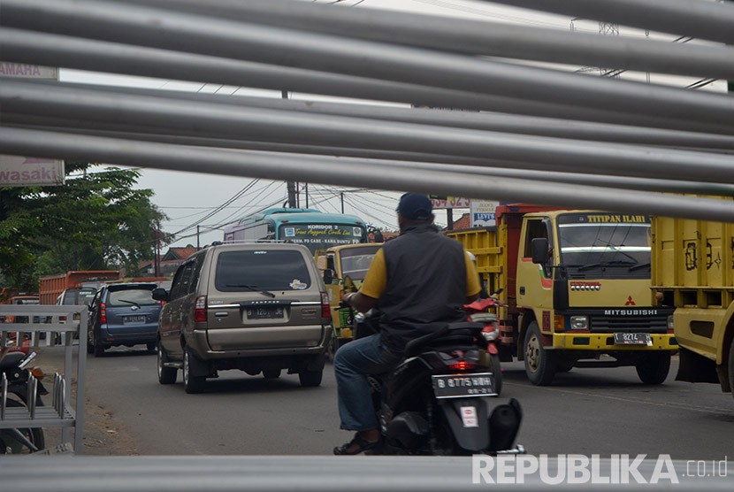 Pascaambruknya jembatan penyeberangan orang (JPO) di kilometer 7 tol Jakarta-Serpong roboh, kemacetan lalu lintas terjadi di Jalan Aria Putra, Ciputat, Tangerang Selatan, Senin (16/5).(foto : MgROL_45)