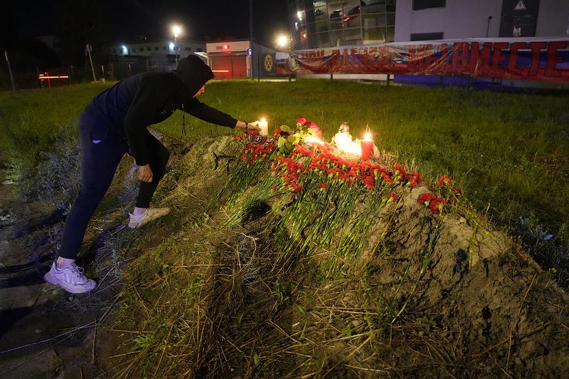 Pasca jatuhnya pesawat jet yang ditumpangi bos Wagner, Yevgeny Prigozhin sejumlah orang menyalakan lilin 