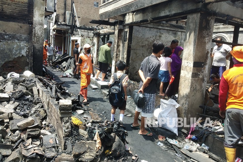  Pasca kebakaran yang melanda perkampungan di Jalan Ketapang  Utara, Krukut, Tamansari, Jakarta Barat petugas prasarana dan sarana umum  (PPSU) mulai melakukan pembersihan lokasi pada Rabu (27/2) pagi. Sementara  tercatat 450 jiwa mengungsi dan 43 rumah terbakar. 450 jiwa itu terbagi ke  dalam 94 KK.