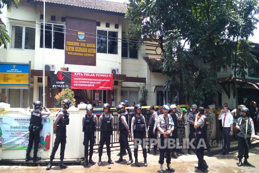Pasca pelaku peledakan dibawa menggunakan Ambulance, anggota Brimob tetap berjaga mengamankan Kantor Kelurahan Arjuna, Senin (27/2).