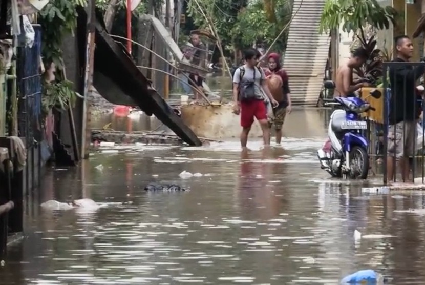 Pascabanjir di Cipinang Melayu, Jakarta Timur. PT PLN menyatakan hingga Kamis (2/1) pukul 19.00 WIB tercatat 3.806 dari total 5.734 gardu distribusi listrik terdampak banjir di Jabodetabek dan Banten telah dinyalakan.
