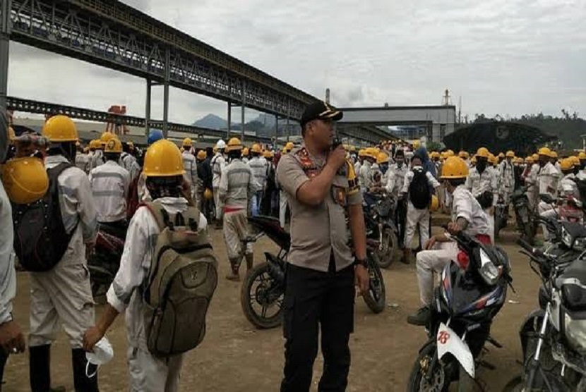 Pascabentrok yang terjadi di PT Gunbuster Nickel Indonesia (GNI), situasi terkini sudah kondusif dan karyawan sudah kembali bekerja. Namun demikian, dilakukan penjagaan ketat oleh polisi guna mengantisipasi provokasi yang ada (ilustrasi).