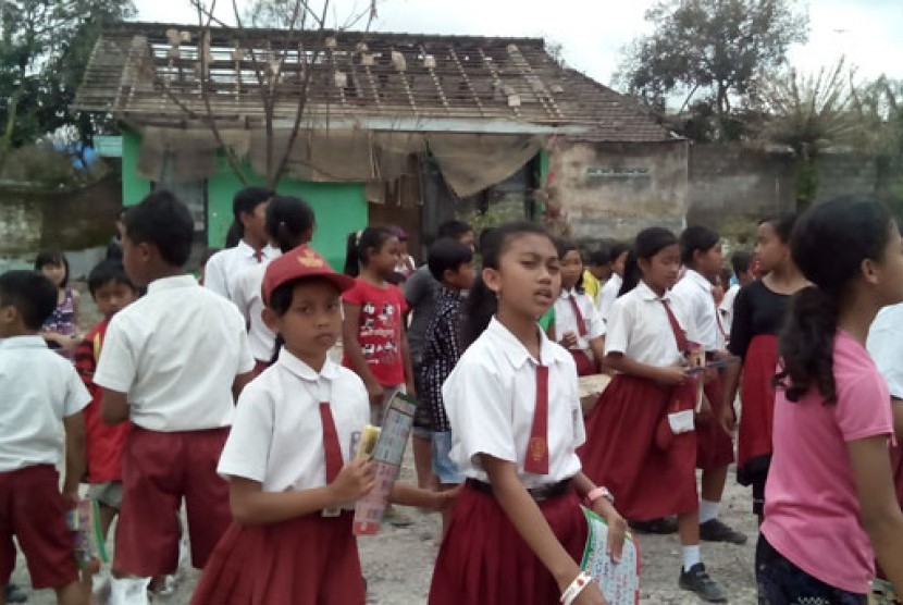 Pascaerupasi Kelud,  Sejumlah siswa SDN 03 Puncu, Kecamatan Puncu, Kabupaten Kediri, Senin (24/2)