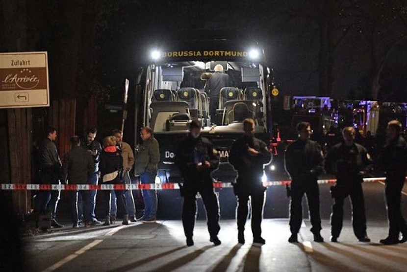 pascaledakan di dekat bus Borussia Dortmund