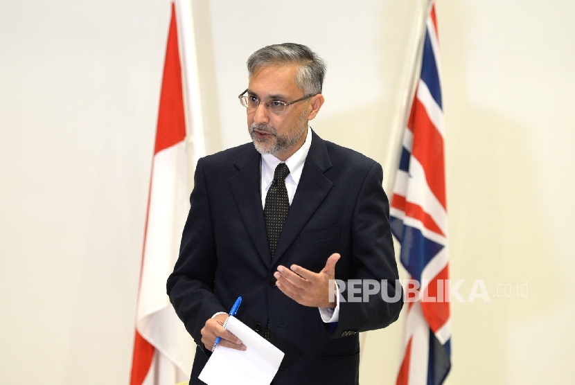 Pascareferendum Inggris. Duta Besar Inggris untuk Indonesia, Moazzam Malik memberikan pernyataan resmi usai hasil referendum Uni Eropa yang menentukan bahwa Inggris keluar dari keanggotaan Uni Eropa di Kedutaan Inggris, Jakarta, Sabtu (25/6)